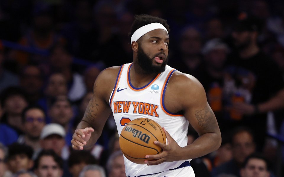 Центърът на Ню Йорк Никс Мичъл Робинсън има стрес фрактура