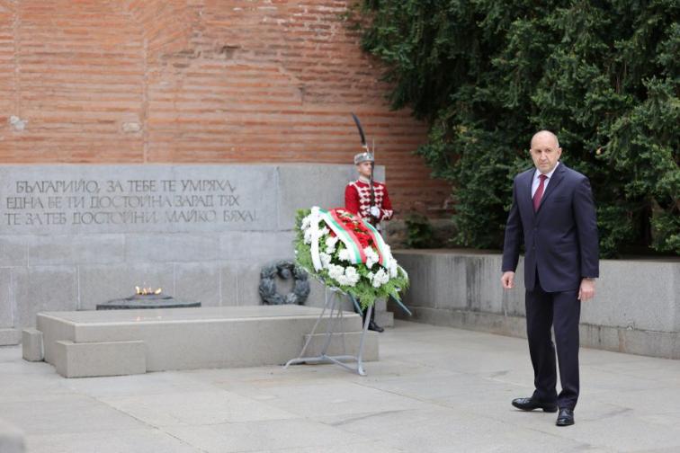 Президентът Румен Радев и вицепрезидентът Илияна Йотова поднесоха цветя пред