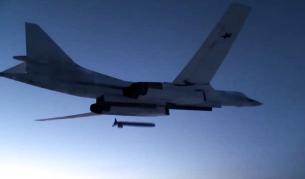 На тази снимка, взета от видео, разпространено от пресслужбата на руското министерство на отбраната, на 9 декември 2020 г. руски стратегически бомбардировач Ту-160 изстрелва крилата ракета по тестови цели по време на военни учения, Русия.