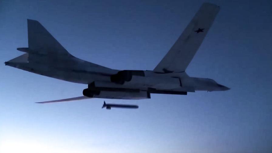 На тази снимка, взета от видео, разпространено от пресслужбата на руското министерство на отбраната, на 9 декември 2020 г. руски стратегически бомбардировач Ту-160 изстрелва крилата ракета по тестови цели по време на военни учения, Русия.