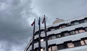 Кметът окачи руското знаме пред Община Дупница, кандидат-депутат го свали