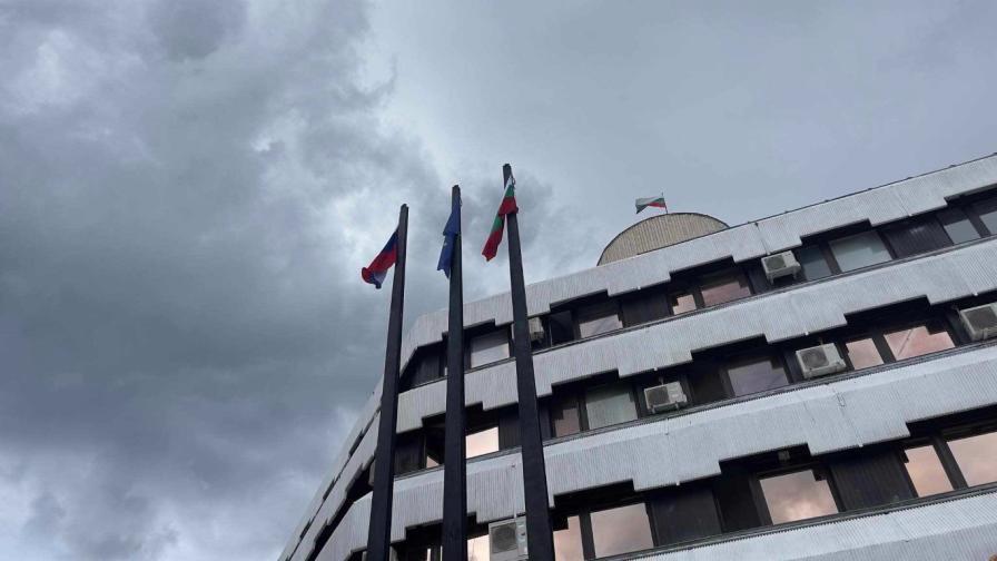 Кметът окачи руското знаме пред Община Дупница, кандидат-депутат го свали