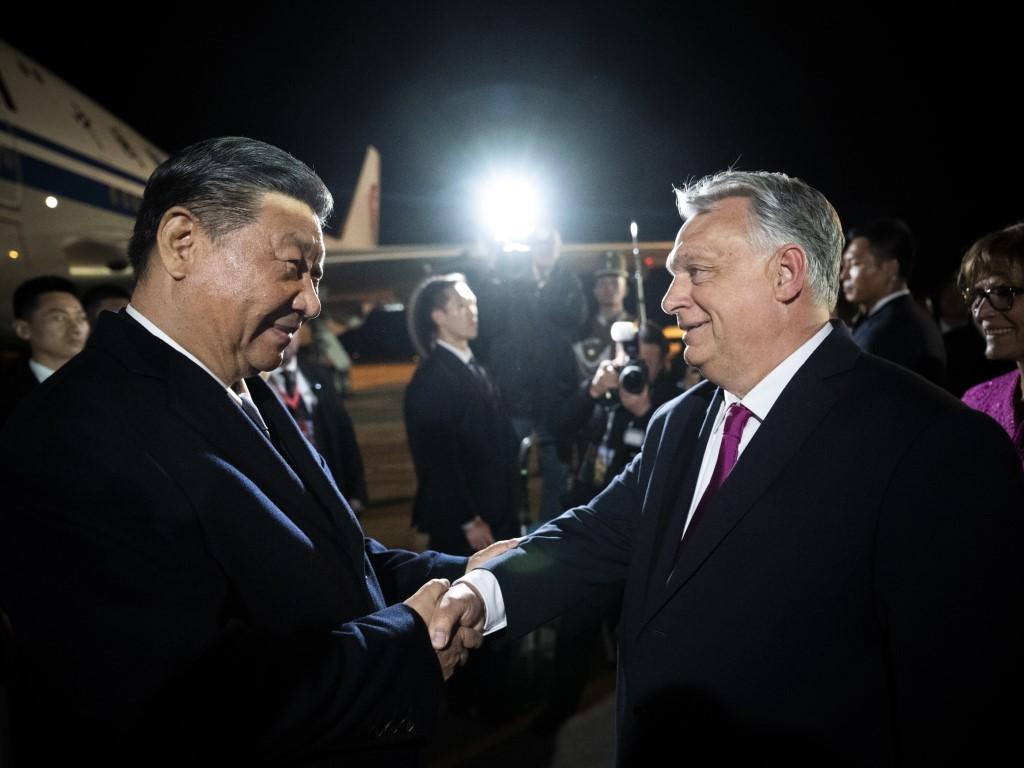 Китайският президент Си Цзинпин бе тържествено посрещнат днес в унгарската