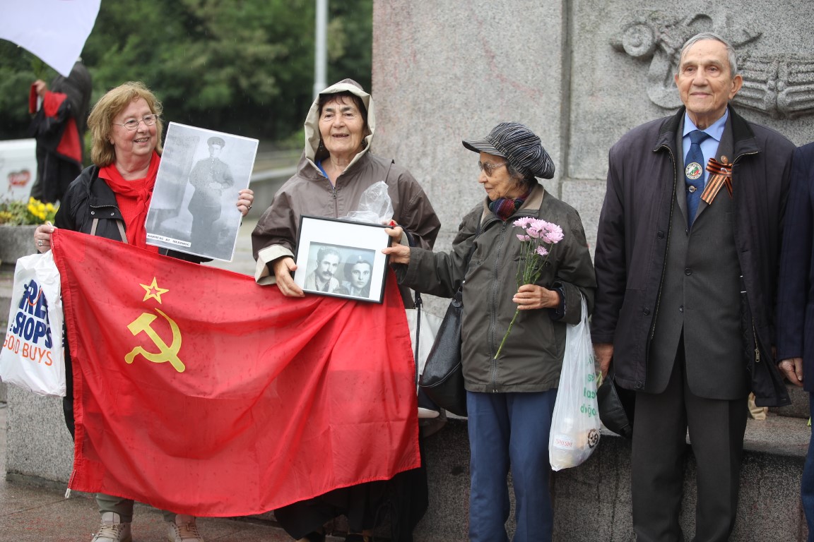 <p>Честване на Деня на победата пред &quot;Паметник на съветския войн - костница на загиналите в Отечествената война&quot;.</p>