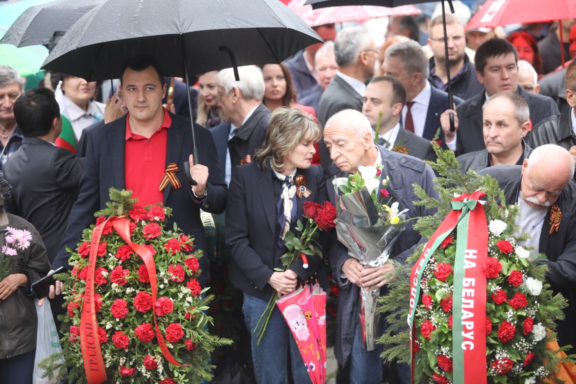 <p>Честване на Деня на победата пред &quot;Паметник на съветския войн - костница на загиналите в Отечествената война&quot;.</p>