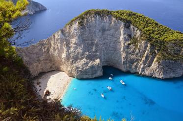 Популярен гръцки плаж остава затворен това лято