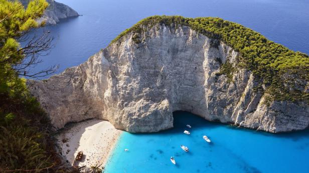 Популярен гръцки плаж остава затворен това лято