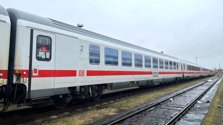Влак дерайлира в Русия, близо 70 души са пострадали