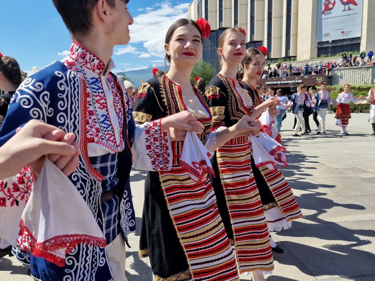 <p>В София се опитват да направят най-дългото хоро. Хиляди ентусиасти се събраха пред НДК в столицата, където се провежда събитието. Хора от над 40 клуба от цялата страна се включиха в инициативата и танцуваха заедно. Най-вероятно няма да има опит за подобряване на рекорд, а хората се събират, за да танцуват заедно, предаде NOVA.</p>