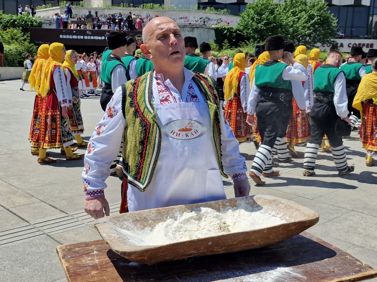 <p>В София се опитват да направят най-дългото хоро. Хиляди ентусиасти се събраха пред НДК в столицата, където се провежда събитието. Хора от над 40 клуба от цялата страна се включиха в инициативата и танцуваха заедно. Най-вероятно няма да има опит за подобряване на рекорд, а хората се събират, за да танцуват заедно, предаде NOVA.</p>