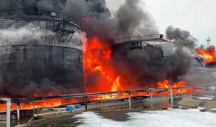 <p>Украински дрон удари петролна рафинерия в Русия, предизвика пожар (ВИДЕО)</p>