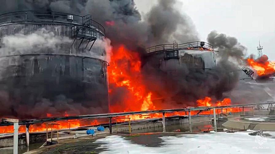 <p>Пожар избухна в руски склад за петрол (СНИМКИ/ВИДЕО)&nbsp;</p>