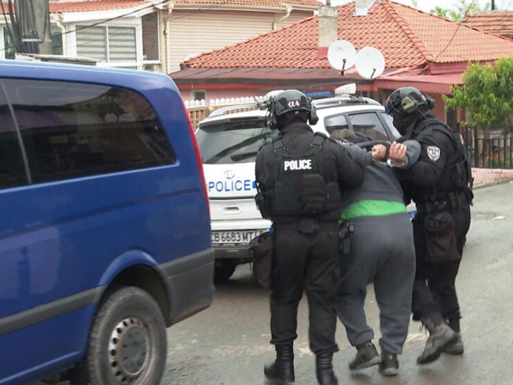 Девет души са задържани към момента при започналата рано в Бургас полицейска
