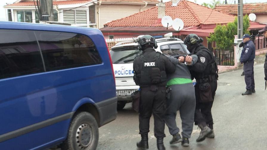 Акция срещу купуването на гласове в Бургас, има задържани (ВИДЕО/СНИМКИ)