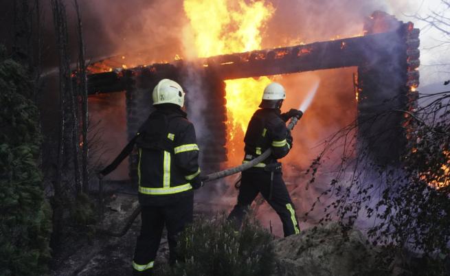  Украински пожарникари гасят изумена от съветски обстрел къща в Харков 