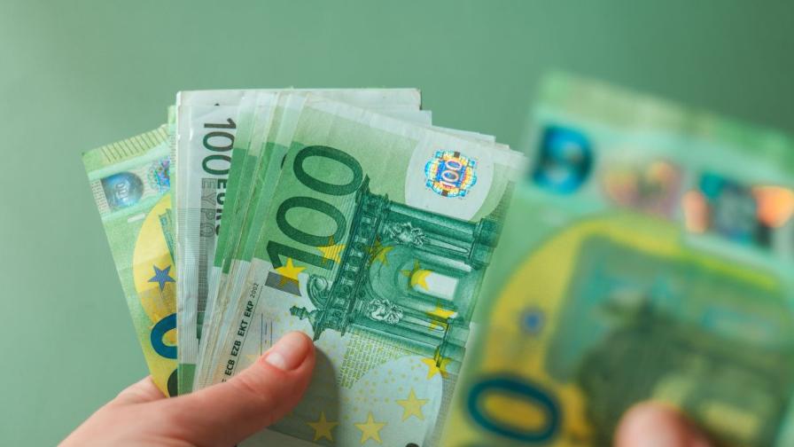 <p>Какво бихте правили, ако всеки месец ви подаряват 1200 евро?</p>