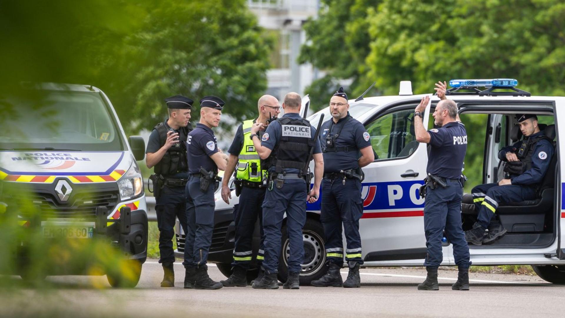 Френската полиция застреля мъж след като той намушка на най малко