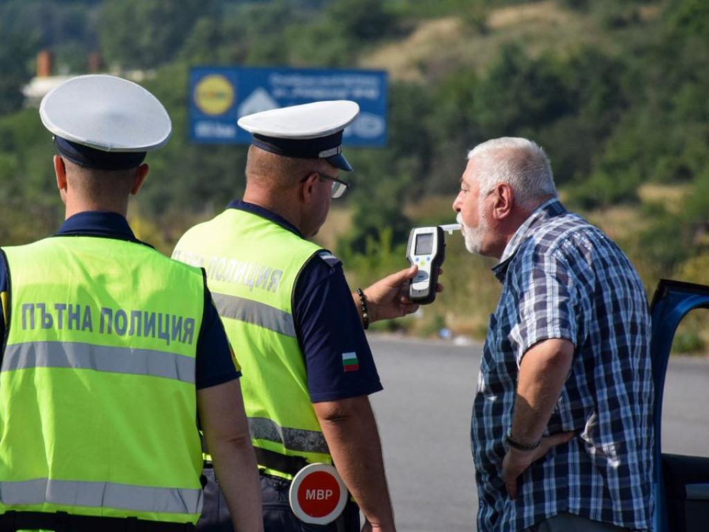 Бум на дрогирани и пияни шофьори по морето през август