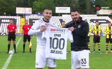 Ерол Дост беше отличен по случай 100 изиграни мача с екипа на Славия