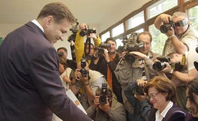  Покойният Борис Трайковски гласоподава по време на изборите в Македония през 2002 година 