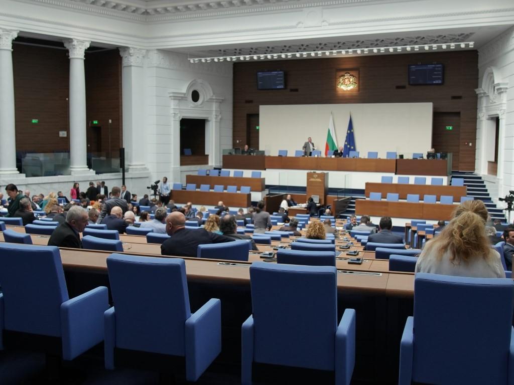 Парламентът не събра кворум за днешното второ поред извънредно В