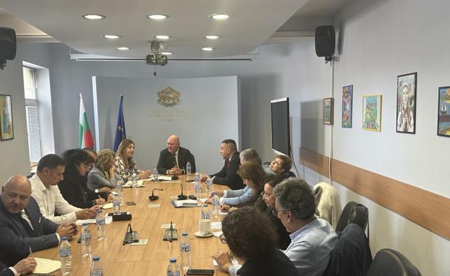 Ще вдигнат с 290 лева заплатите на преподавателите в държавните университети