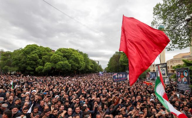 Десетки хиляди иранци отдадоха последна почит на президента Раиси