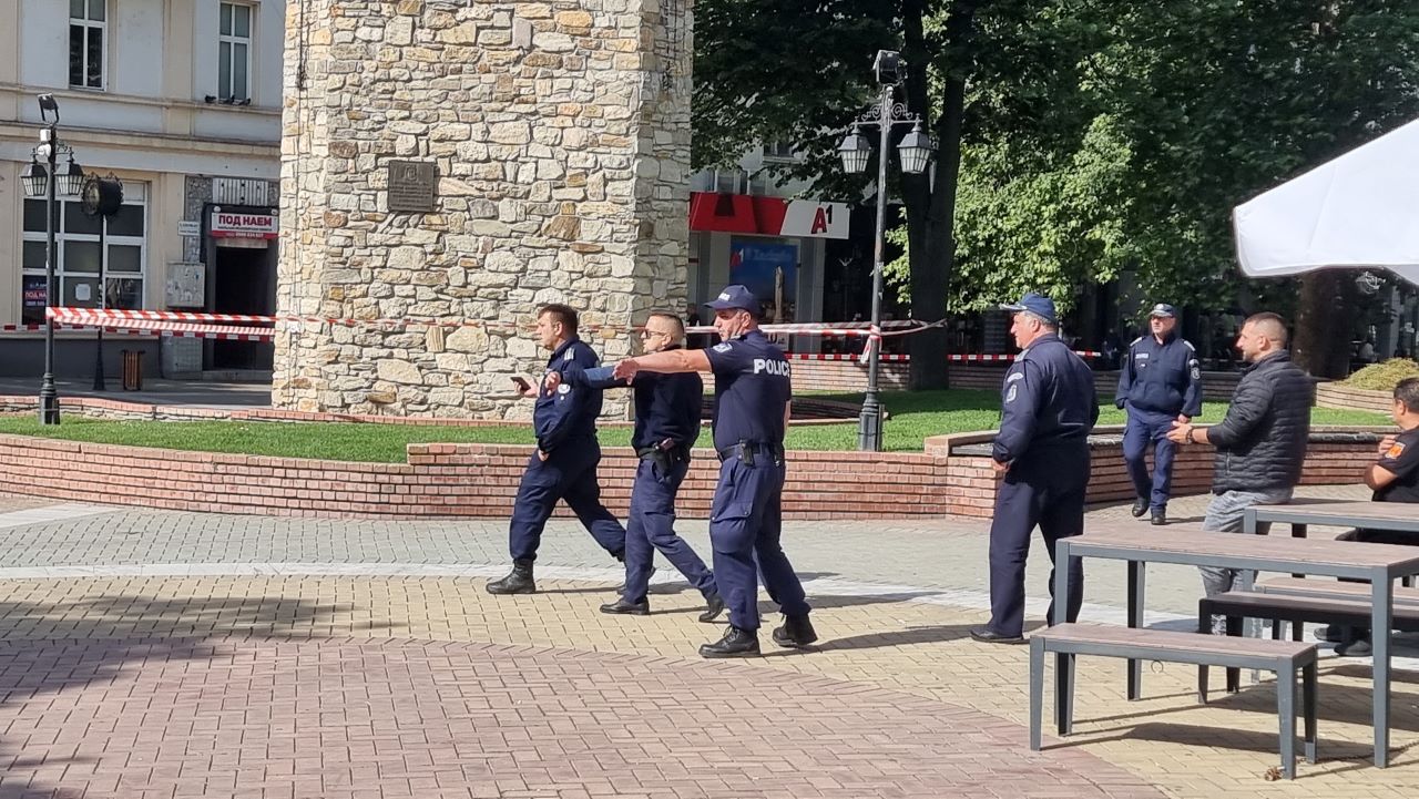 <p>Две гранати бяха открити в цветна площ до Часовниковата кула на площад &quot;Атлантически&quot; в центъра на Хасково, видя репортер на БТА. Намерих ги, докато разчиствахме градинката и ги преместих до кулата, разказа работник по чистотата. Пожарна и полиция бяха на място.</p>