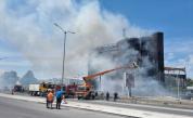 Голям пожар избухна в хале на хипермаркет във Варна, има евакуирани
