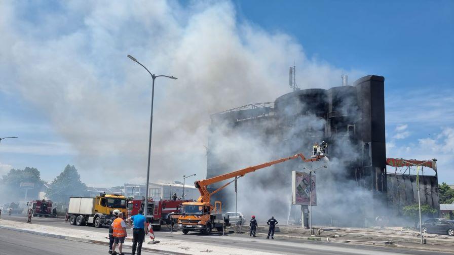 <p>Голям пожар избухна в хале на хипермаркет във Варна (СНИМКИ/ВИДЕО)&nbsp;</p>
