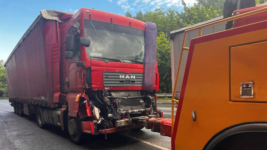 Верижна катастрофа с четири камиона затвори пътя Велико Търново - Русе (СНИМКИ)
