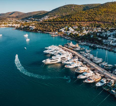 Бръмчейки в малък хидроплан над тюркоазения бряг на Турция можете