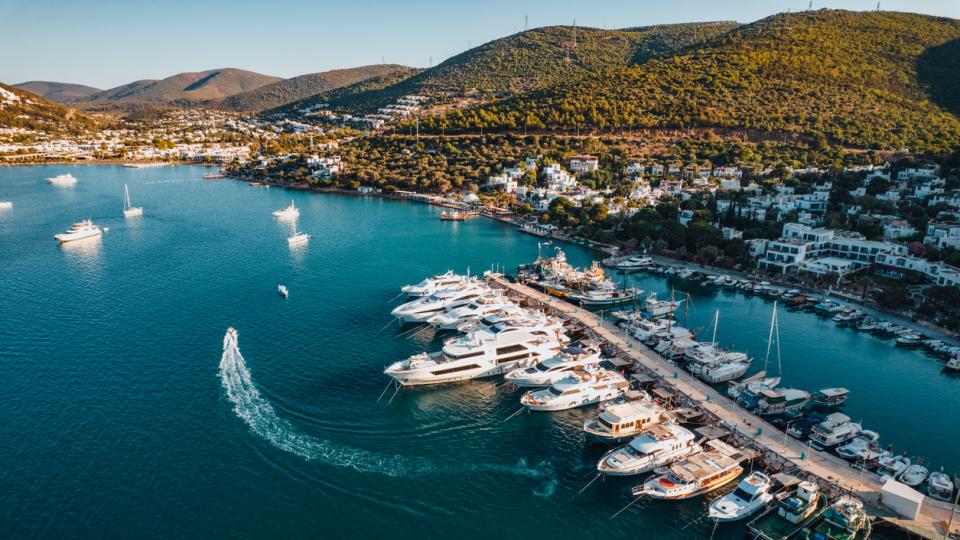 Бръмчейки в малък хидроплан над тюркоазения бряг на Турция, можете