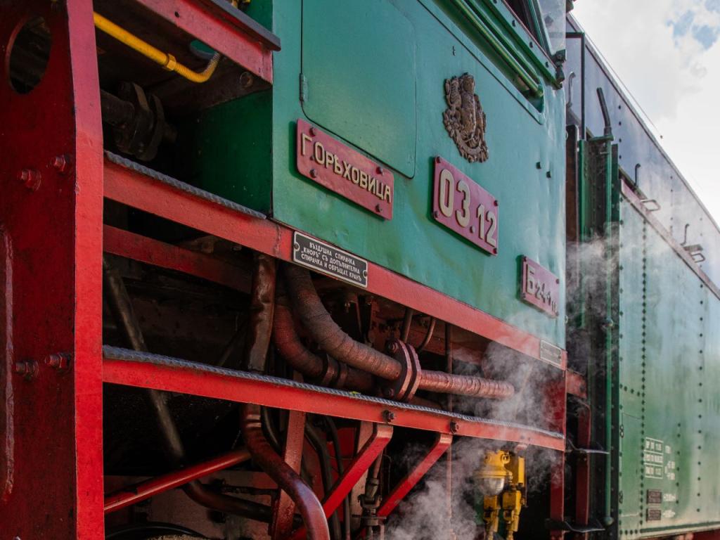 Стотици посрещнаха на казанлъшката гара първия от атракционните влакове които