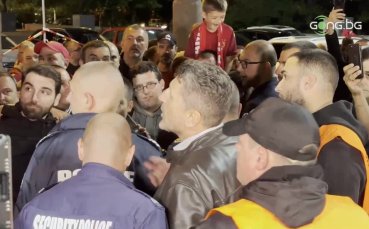 Фенове потърсиха сметка от Филип Филипов