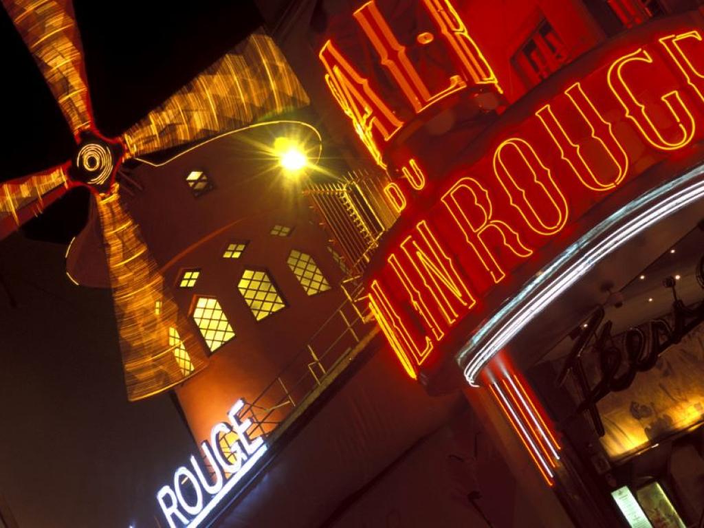 Със своята над 130 годишна история Мулен Руж Moulin Rouge е