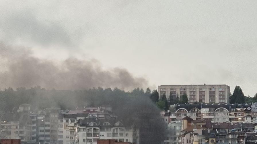 Кола пламна по време на буря във Велико Търново