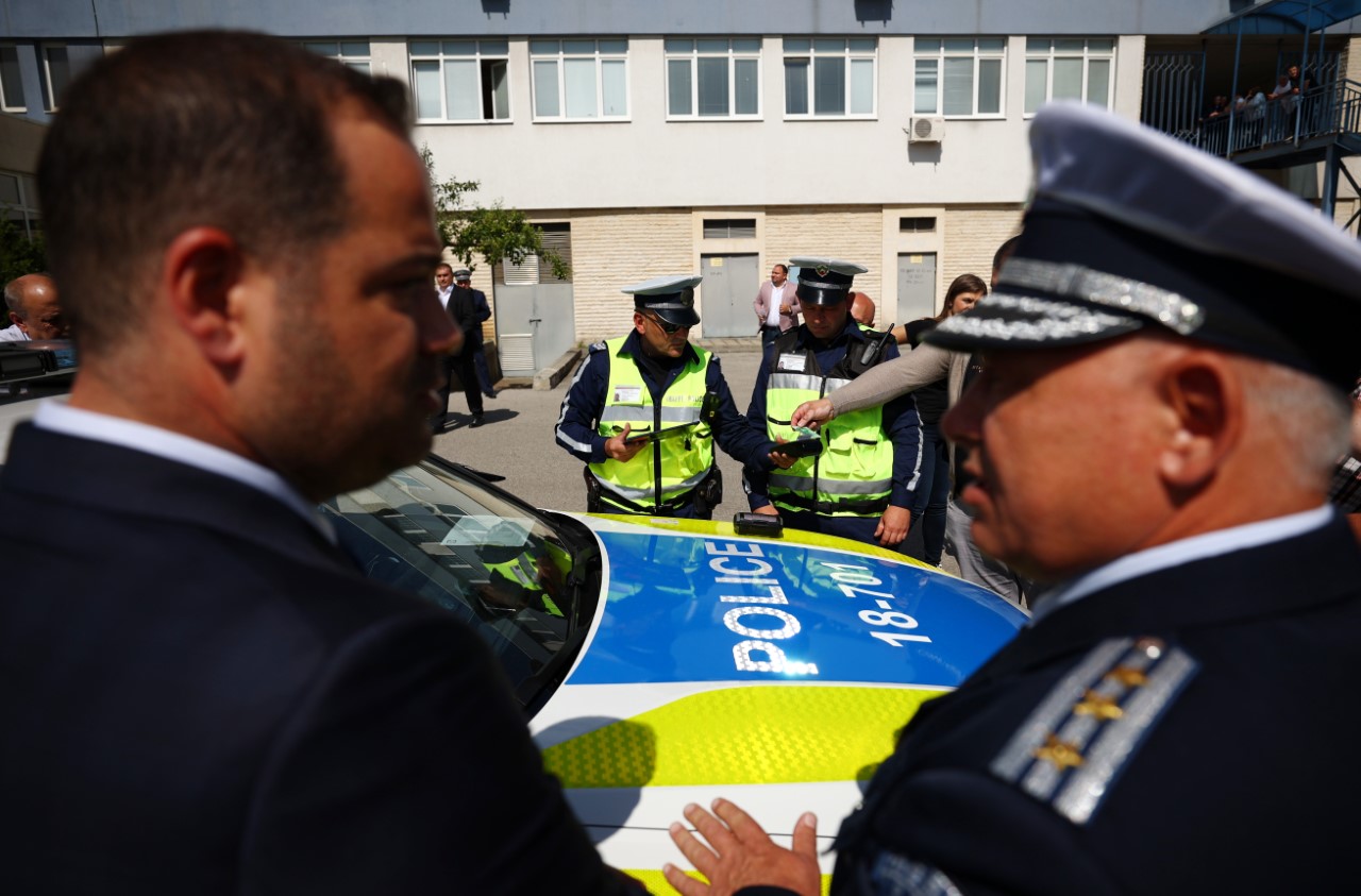 <p>В Главна дирекция (ГД) &bdquo;Национална полиция&ldquo; (ГДНП) се проведе официална церемония по връчване на ключовете на 86 нови високоскоростни автомобила</p>