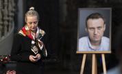 Положиха цветя на гроба на Навални на рождения му ден