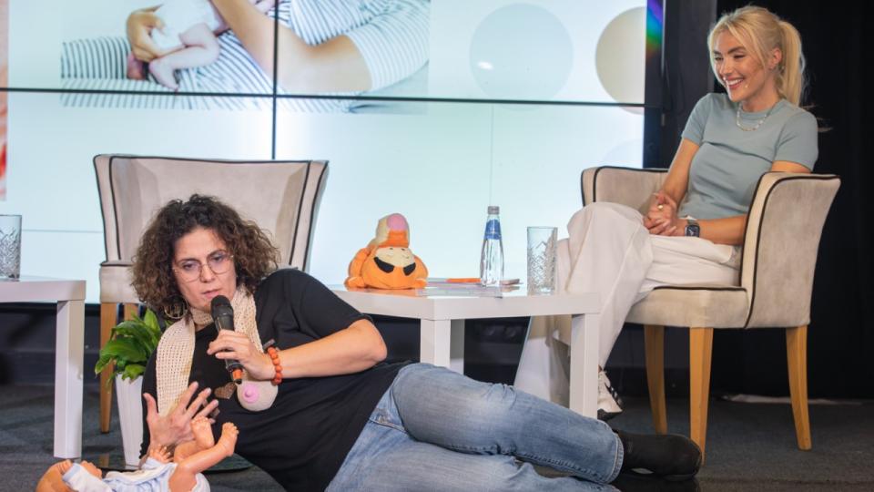 Зърнaта се уголемяват, ареолите потъмняват и се увеличават и като