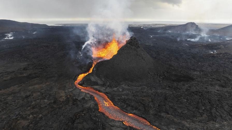 Вулкан в Исландия изригна и бълва лава