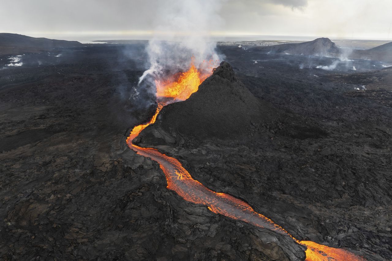 <p><strong>Исландски вулкан</strong><br />
Панорамна гледка към района на Сварценги с активните кратери и потоци лава на преден план, близо до Гриндавик, Исландия, понеделник, 3 юни 2024 г. Бялата пара в горния десен ъгъл се произвежда от електроцентралата и района на Синята лагуна.&nbsp;</p>