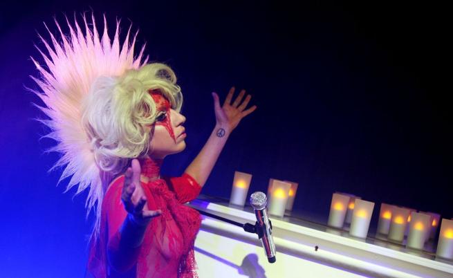  Култов тоалет по време на представянето на новия брой на V Magazine, на чиято корица е... 