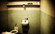 Затворници в САЩ са принудени да пият вода от тоалетната, за да се охладят