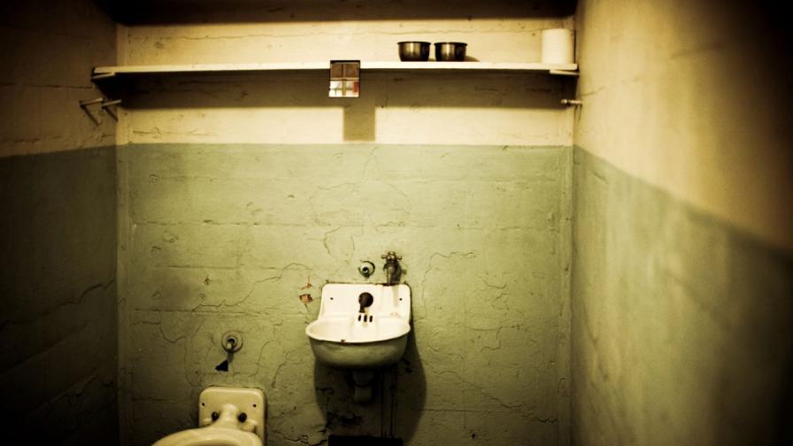 <p>Затворници пият вода от тоалетната, за да се охладят</p>