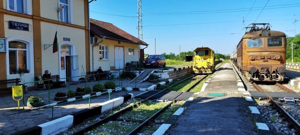<p>Бърз влак прегази двама работници на БДЖ в Плевенско. Инцидентът е станал около 22 часа в четвъртък на линията между гарите Телиш и Горни Дъбник.</p>