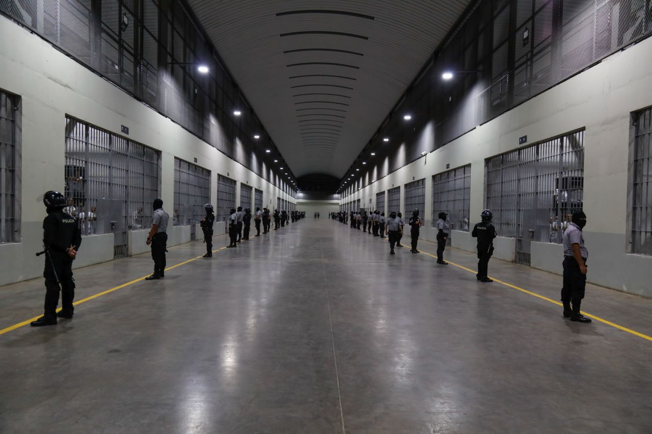 Доживотен затвор за 12-годишни: Ел Салвадор прие драстични мерки срещу престъпността