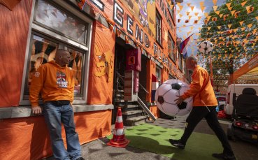 Общински работници в Нидерландия се наеха да украсят в националните