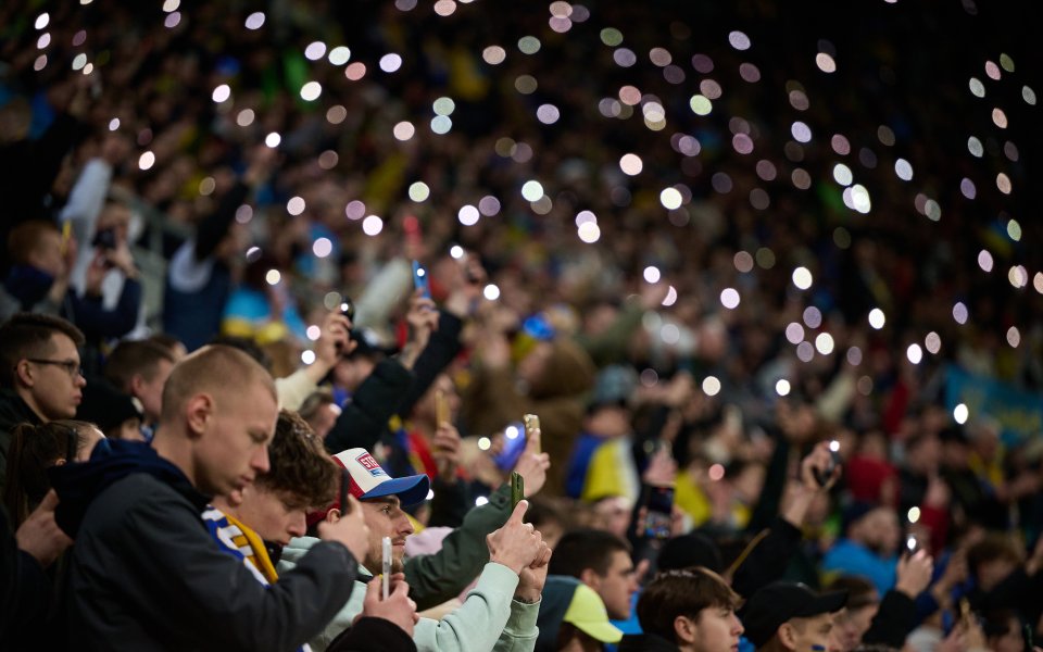 Повече от 1000 украински бежанци в Германия наблюдава тренировка на