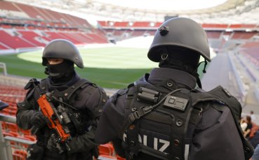 Полицията в Германия отцели зоната на фенове в Берлин за